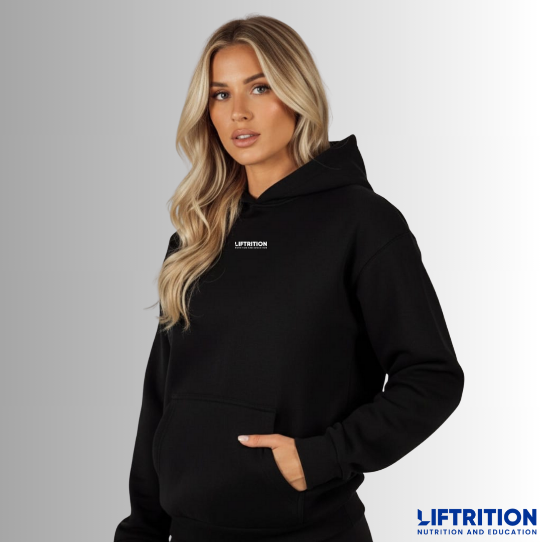 Vorderansicht: schwarzer Oversize-Hoodie mit kleinem Liftrition-Schriftzug auf der Brust.