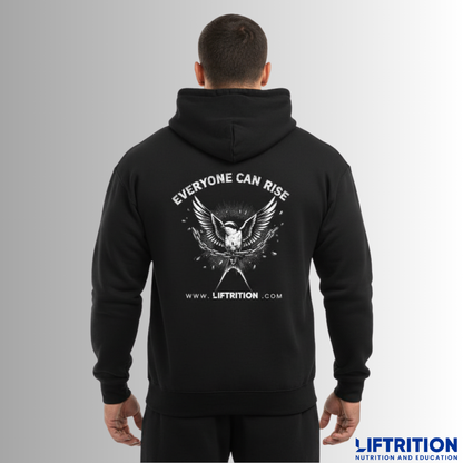 Design Schwalbe: Mann von hinten im schwarzen Hoodie mit dem geflügelten Rückendruck.