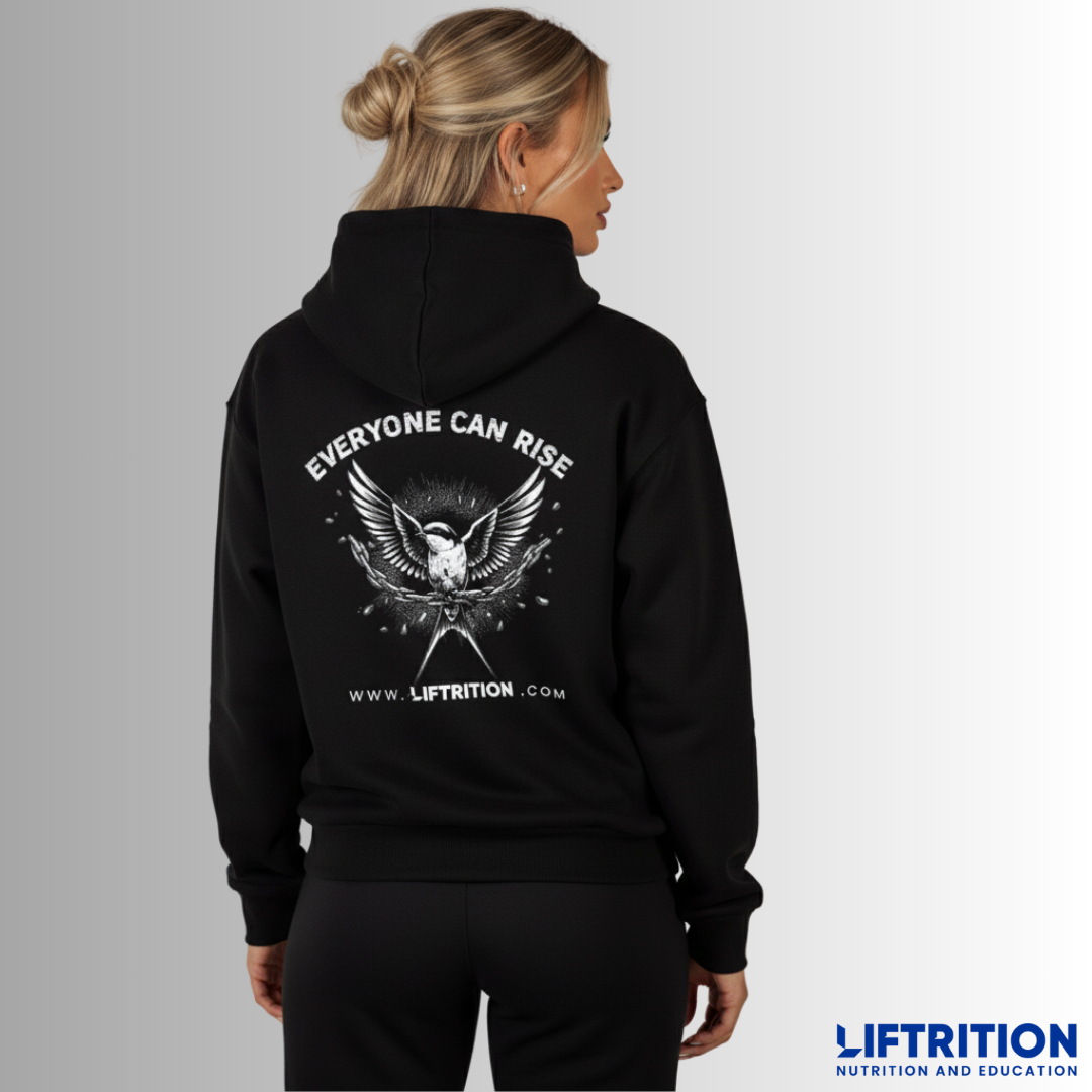 Design Schwalbe: Frau von hinten im schwarzen Oversize-Hoodie, Rückendruck „Everyone can rise“ mit geflügeltem Wappen.