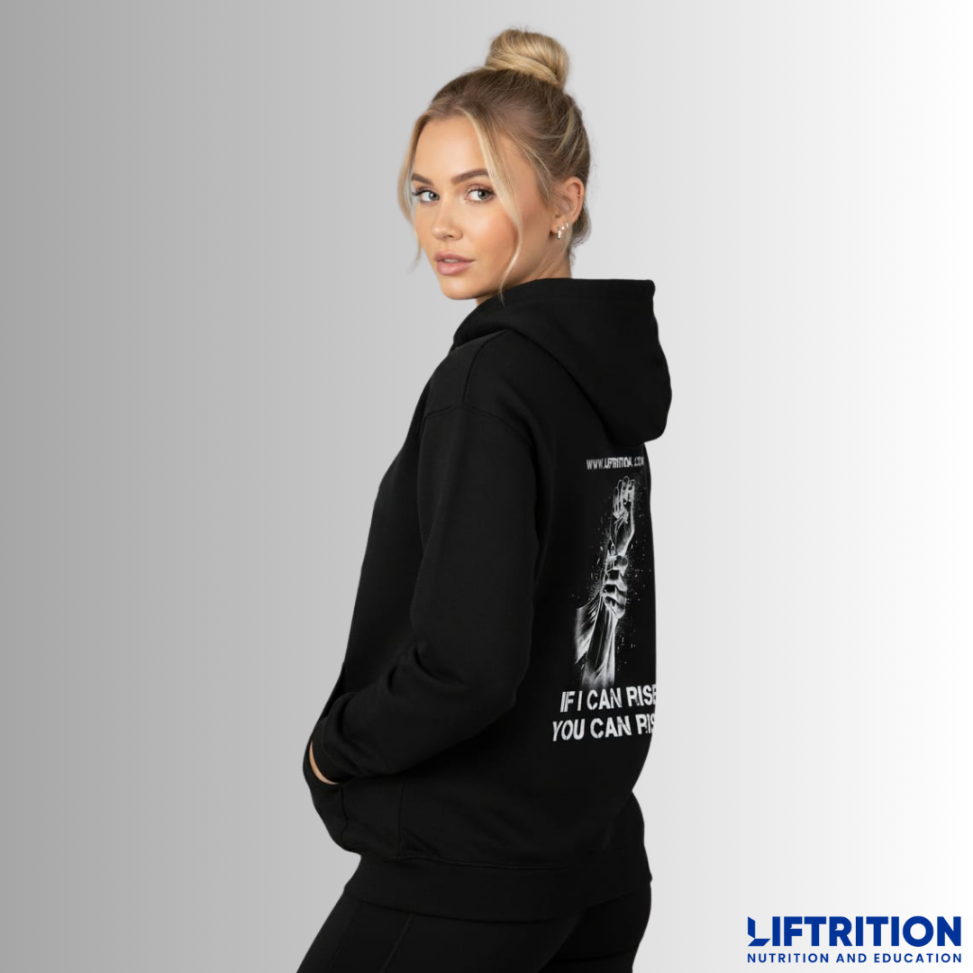 Design Helping Hand: Frau seitlich im schwarzen Hoodie.