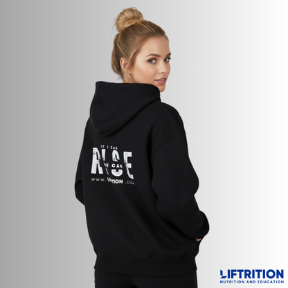 Design Slogan: Frau von hinten im schwarzen Hoodie mit dem Rückendruck „R!SE“.
