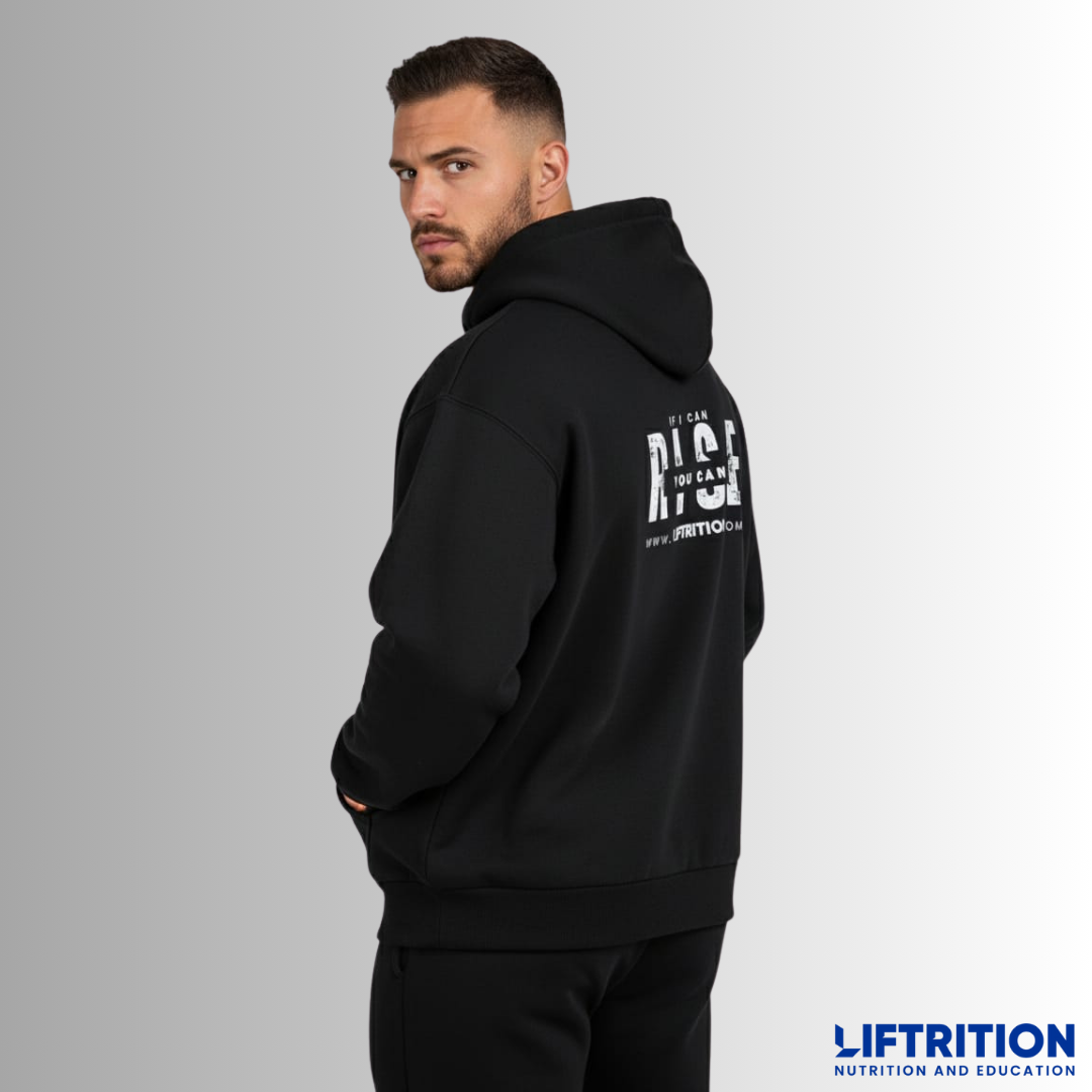 Design Slogan: Mann seitlich im schwarzen Hoodie.